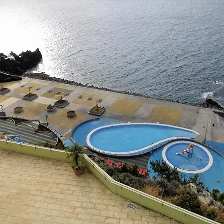 Superior Rentals - Beachfront Penthouse * Funchal (Madeira)