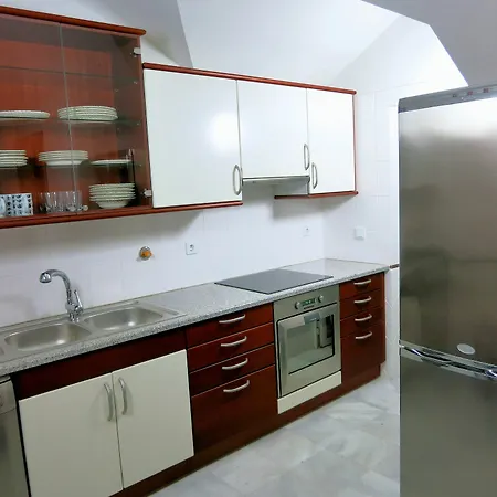 Finest Rentals - Beachfront Penthouse Apartment *