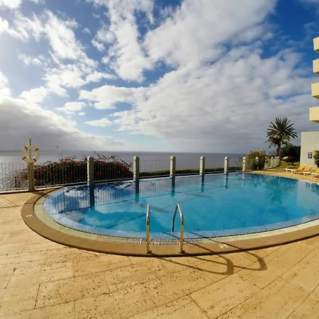 Finest Rentals - Beachfront Penthouse Apartment Funchal (Madeira)