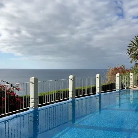 Finest Rentals - Beachfront Penthouse Apartment